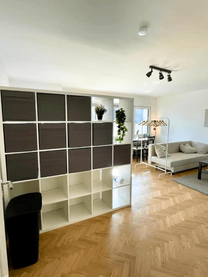 Cozy Apartment With Kitchen + Balcony New! Essen Bagian luar foto