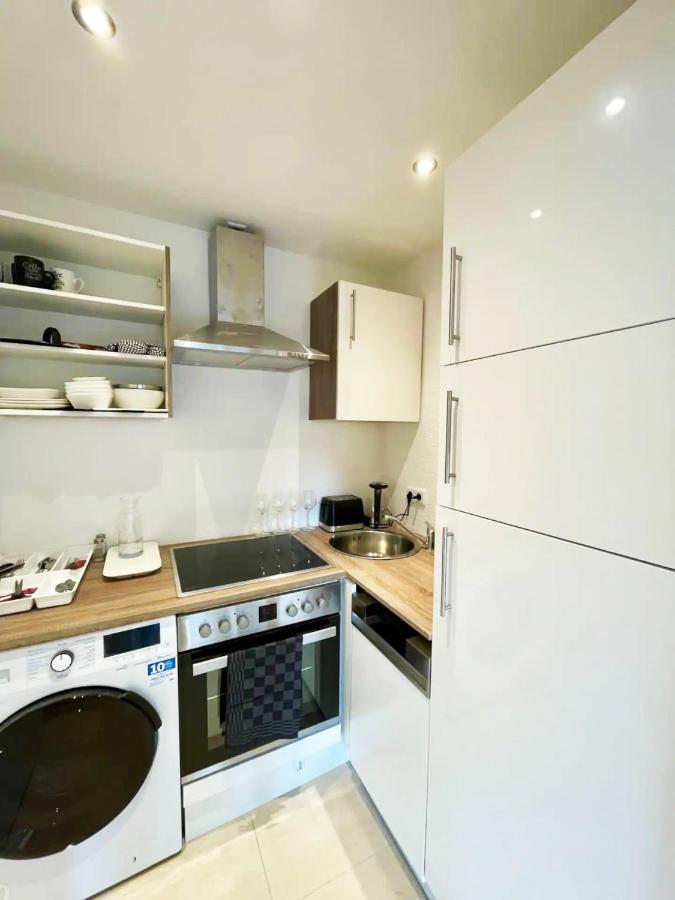 Cozy Apartment With Kitchen + Balcony New! Essen Bagian luar foto