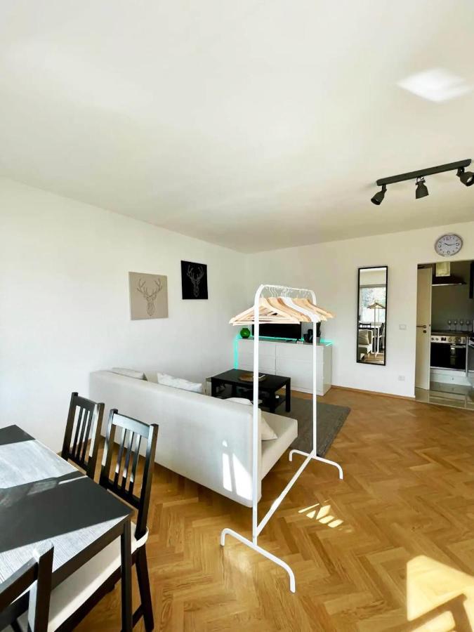 Cozy Apartment With Kitchen + Balcony New! Essen Bagian luar foto