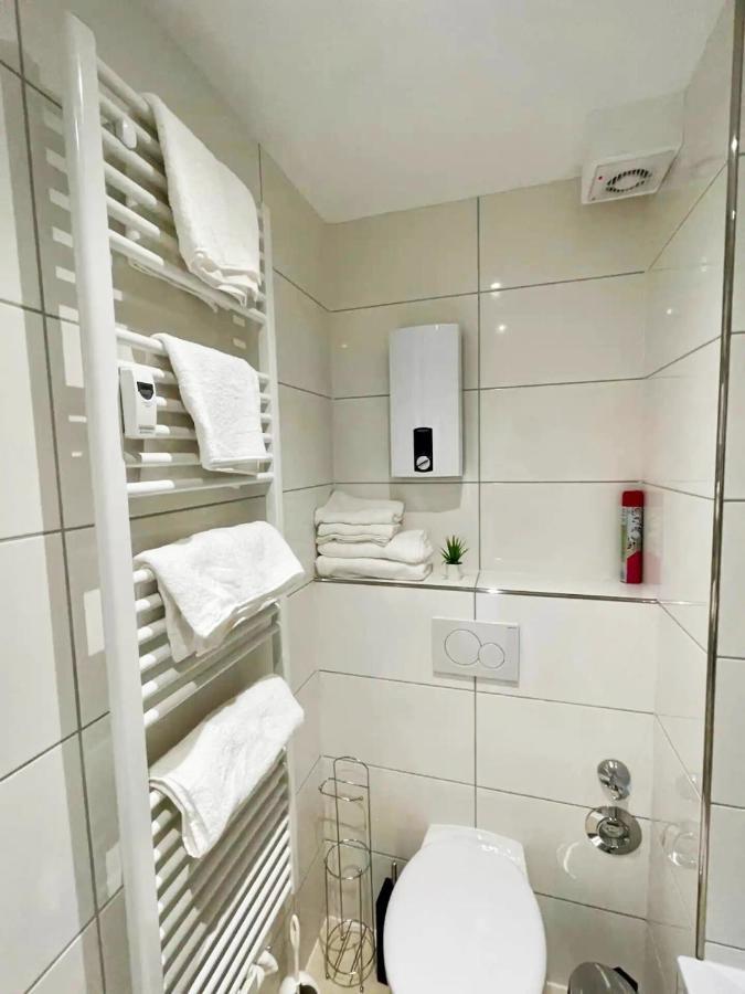 Cozy Apartment With Kitchen + Balcony New! Essen Bagian luar foto