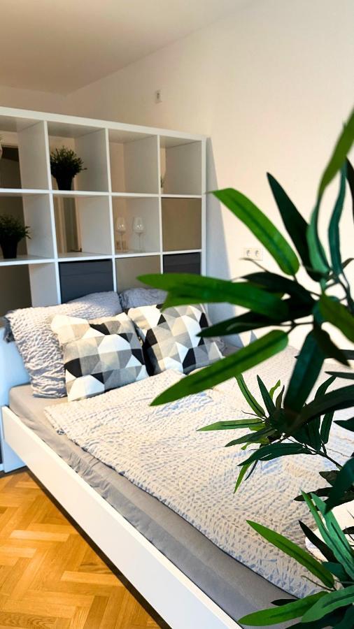 Cozy Apartment With Kitchen + Balcony New! Essen Bagian luar foto